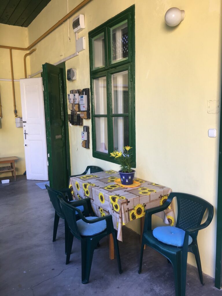 Terasz felől bal oldalon a lakás bejárati ajtaja látható, mellette a konyha ablaka.