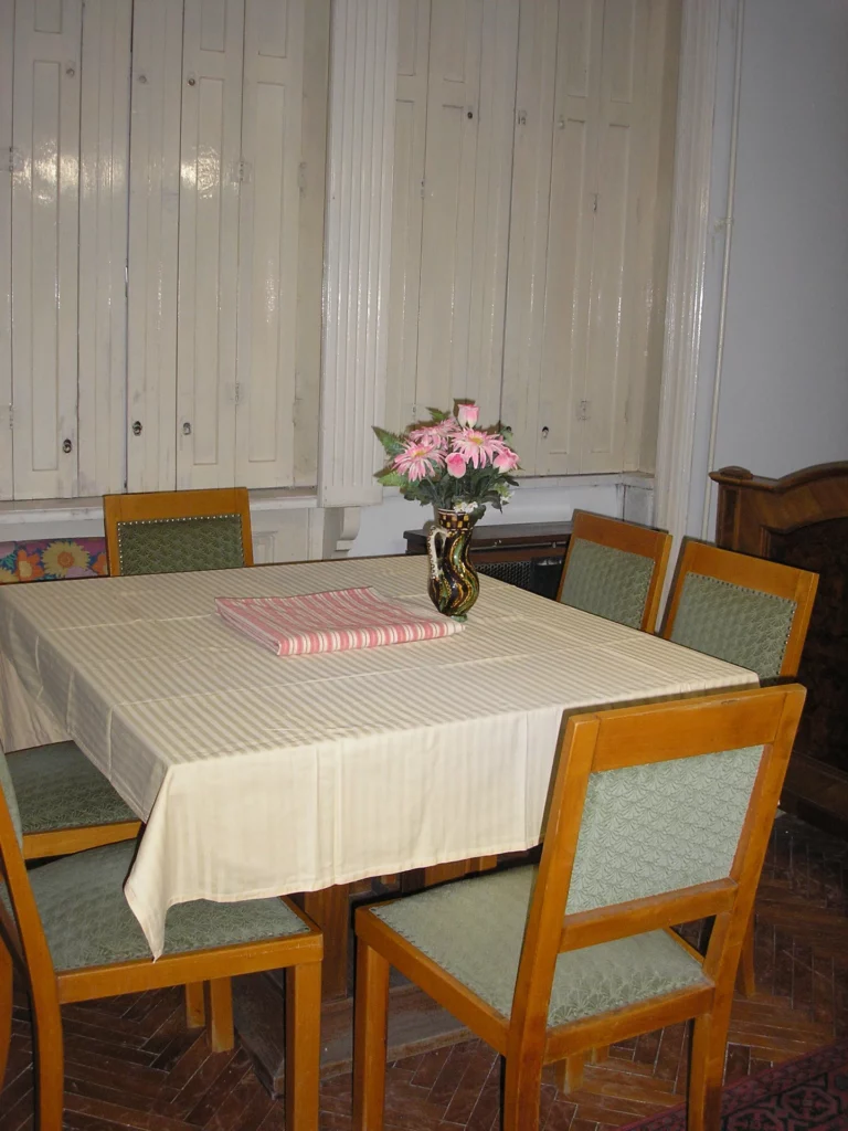 Szobaablakok zárt spalettával- asztal székekkel, melyek a konyhában is elhelyezhetőek