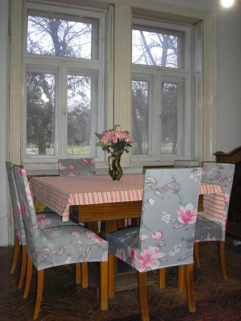 Szobaablakok- asztal székekkel, melyek a konyhában is elhelyezhetőek